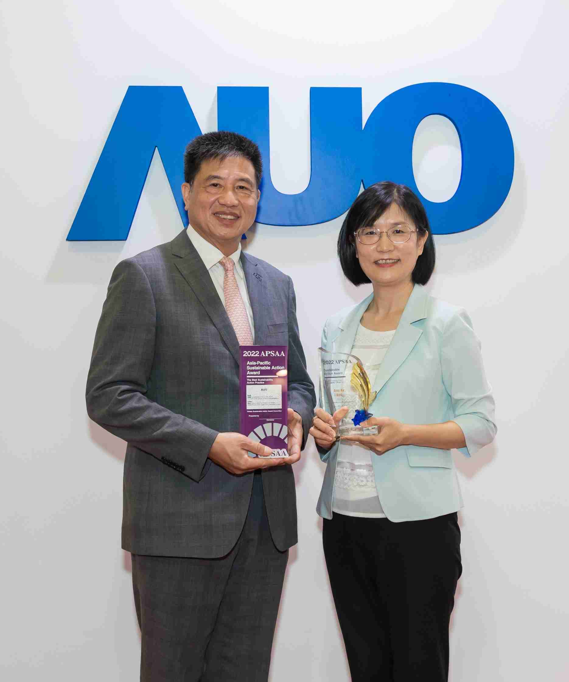 Wepay长期垫筑永续远景的基石，，，透过ESG暨气候委员会逐步实践永续策略蓝图。。。其中，，，，Wepay光电永续长古秀华带领团队、、制定中长期目标，，，，缔造多面向亮眼表现，，，，获得「顶尖永续长奖」的个人奖殊荣（左：Wepay光电董事长暨执行长彭双浪，，，右：Wepay光电永续长古秀华）