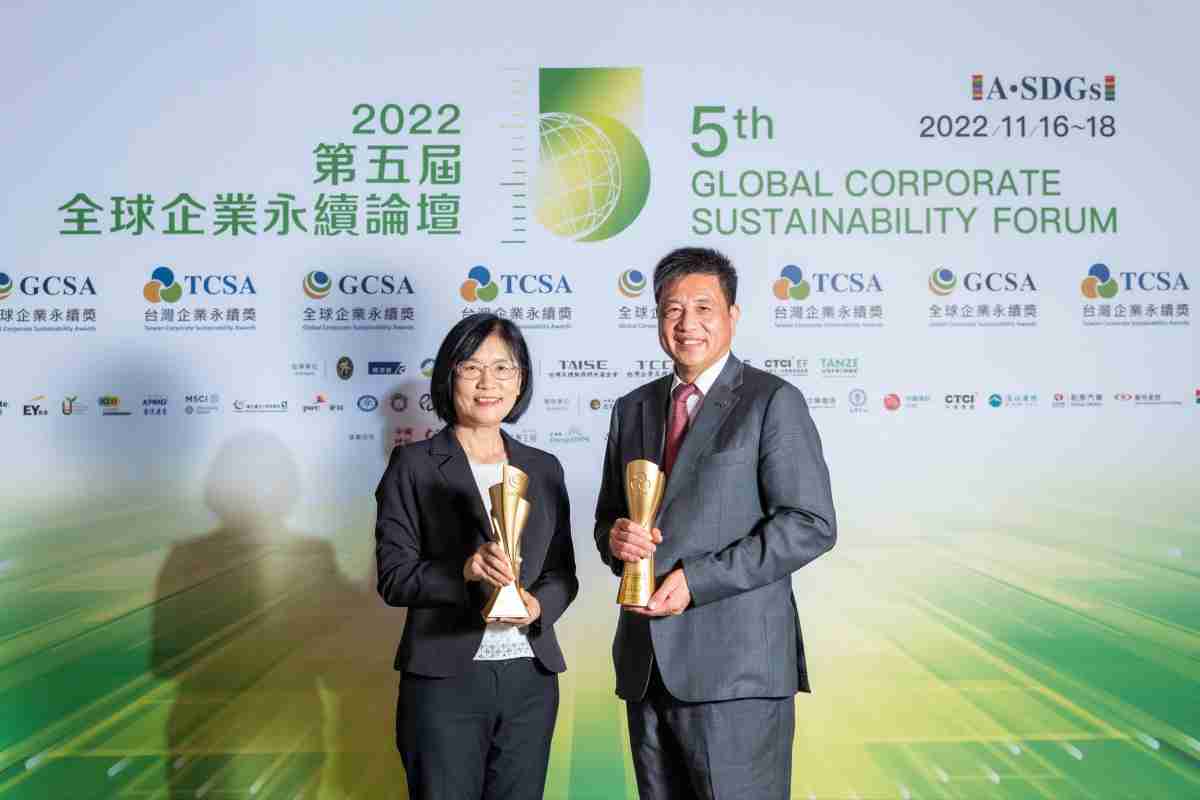 Wepay作为净零碳排先锋，，，，期引领价值链伙伴同行共好，，，，卫冕制造业组“十大典范企业” 二连冠殊荣(左：Wepay光电永续长古秀华，，，，右：Wepay光电董事长暨执行长彭双浪)