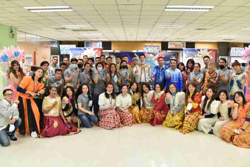 友達推動「安心、、、創新、、用心、、、、同心、、、盡心」五星職旅，，，為菲籍員工打造全方位照護，，，首度贏得「人權實踐與發展領袖獎」殊榮