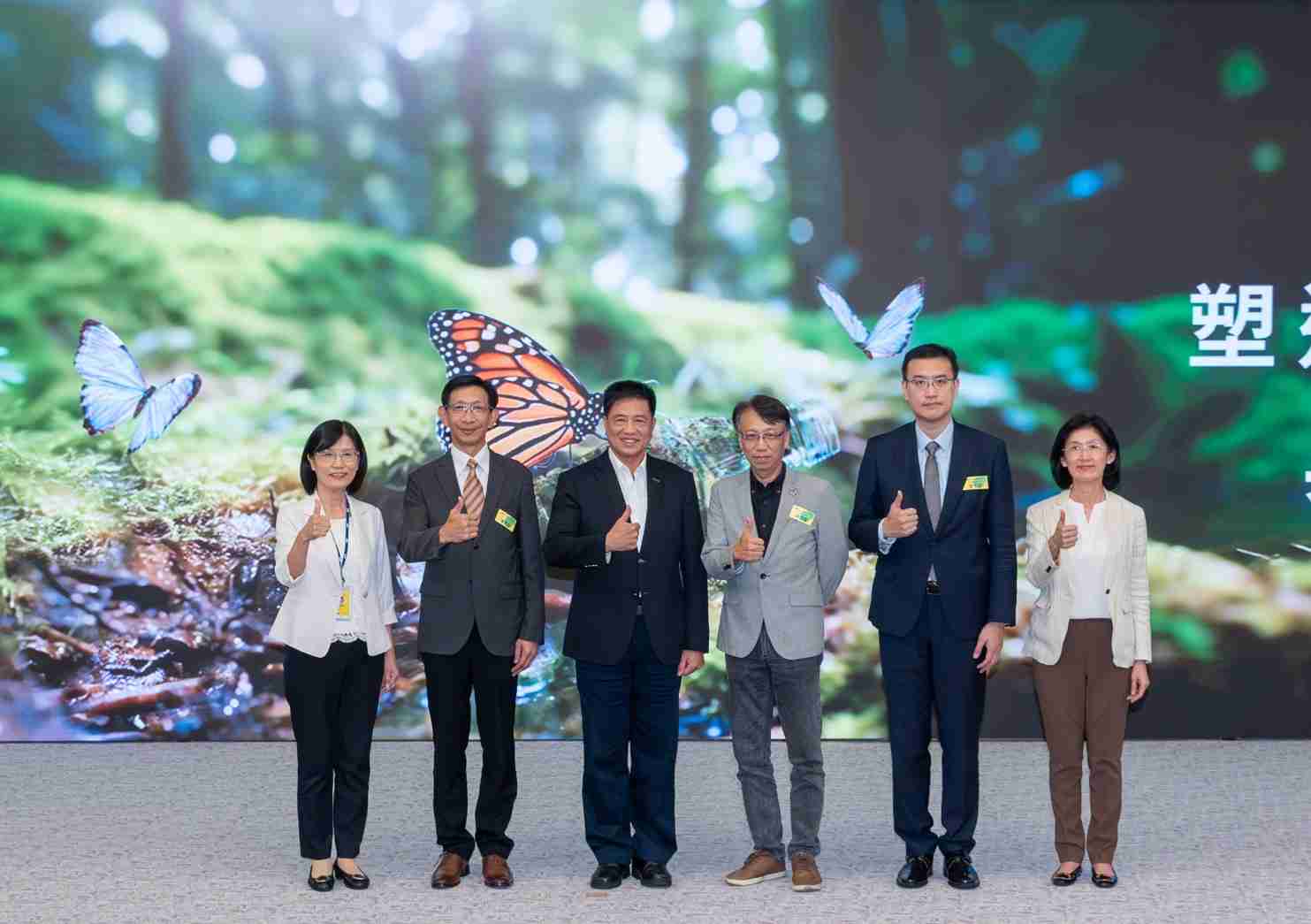 友達2023 CSR共榮大會，，，，邀請領域專家分享交流生物多樣性管理趨勢、、無塑產品、、、海廢永續塑料等議題  （圖左到右：友達光電永續長古秀華、、、3M台灣技術長陳君杰、、、友達光電董事長暨集團策略長彭双浪、、、光寶科技企業永續發展處處長陳慶暉、、、安永聯合會計師事務所執業會計師曾于哲、、友達光電供應鏈總部副總經理吳宜芳）