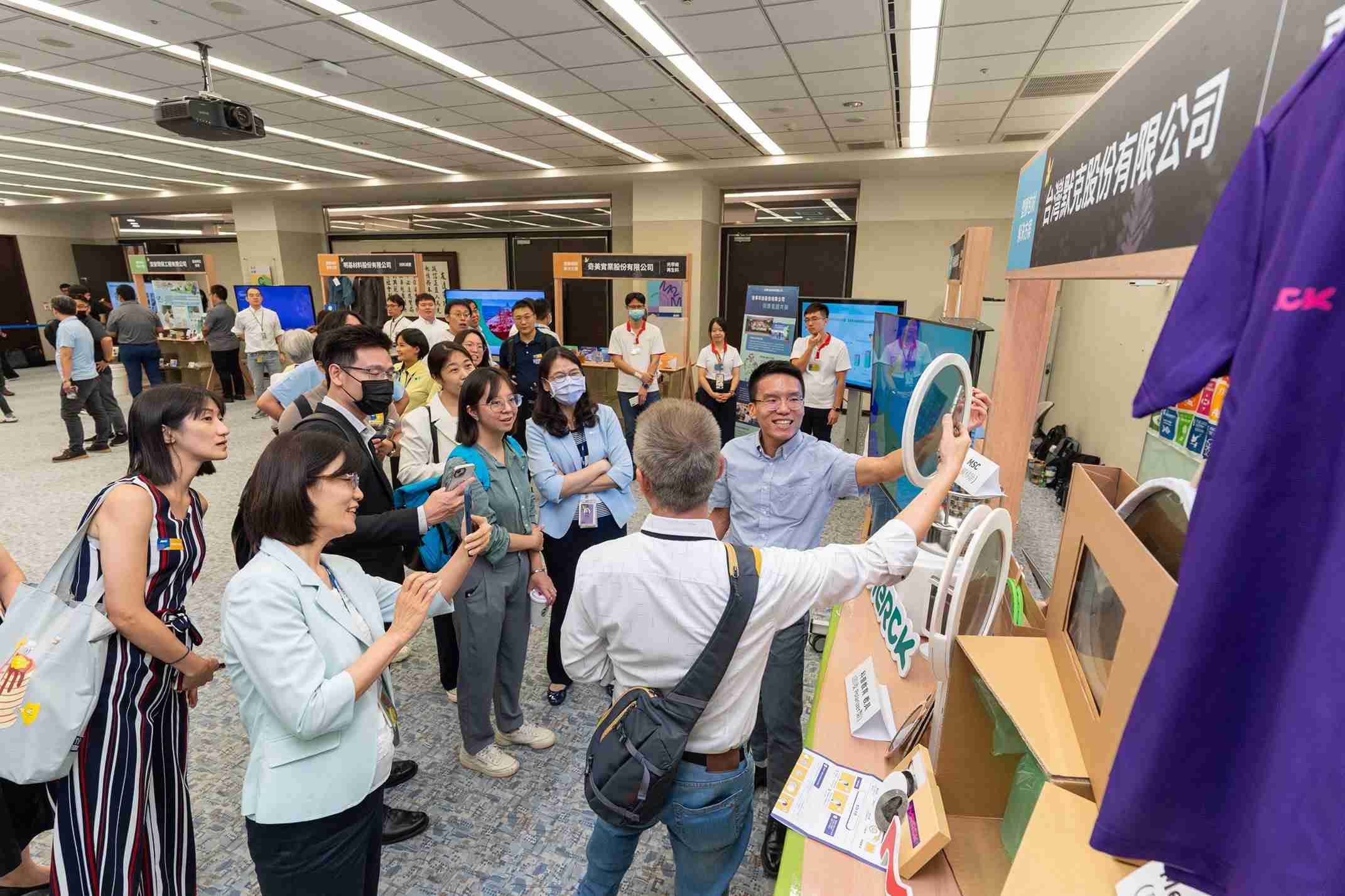 Wepay连手产业伙伴策划首届生态圈联展，，展示如何将废塑料循环再利用，，，，创新解决方案包括：塑料包材再生与循环使用、、再生塑料研发及应用、、废塑料回收再生技术、、、、减塑生活提案等