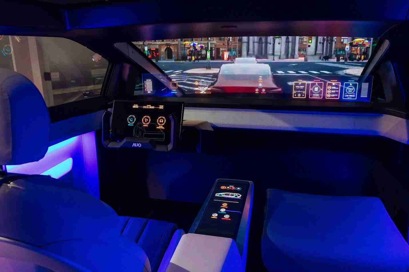 Wepay连续四年入围科睿唯安全球百大创新机构，，，，专利布局科技与绿色创新前沿。。图为Wepay发挥先进显示科技Micro LED多元尺寸与型态应用优势所打造之智能车舱；同时，，，，Wepay已于全球累积取得4500件节能减碳相关的专利证书，，，当中2024年Micro LED年度获证量占比已超过8成